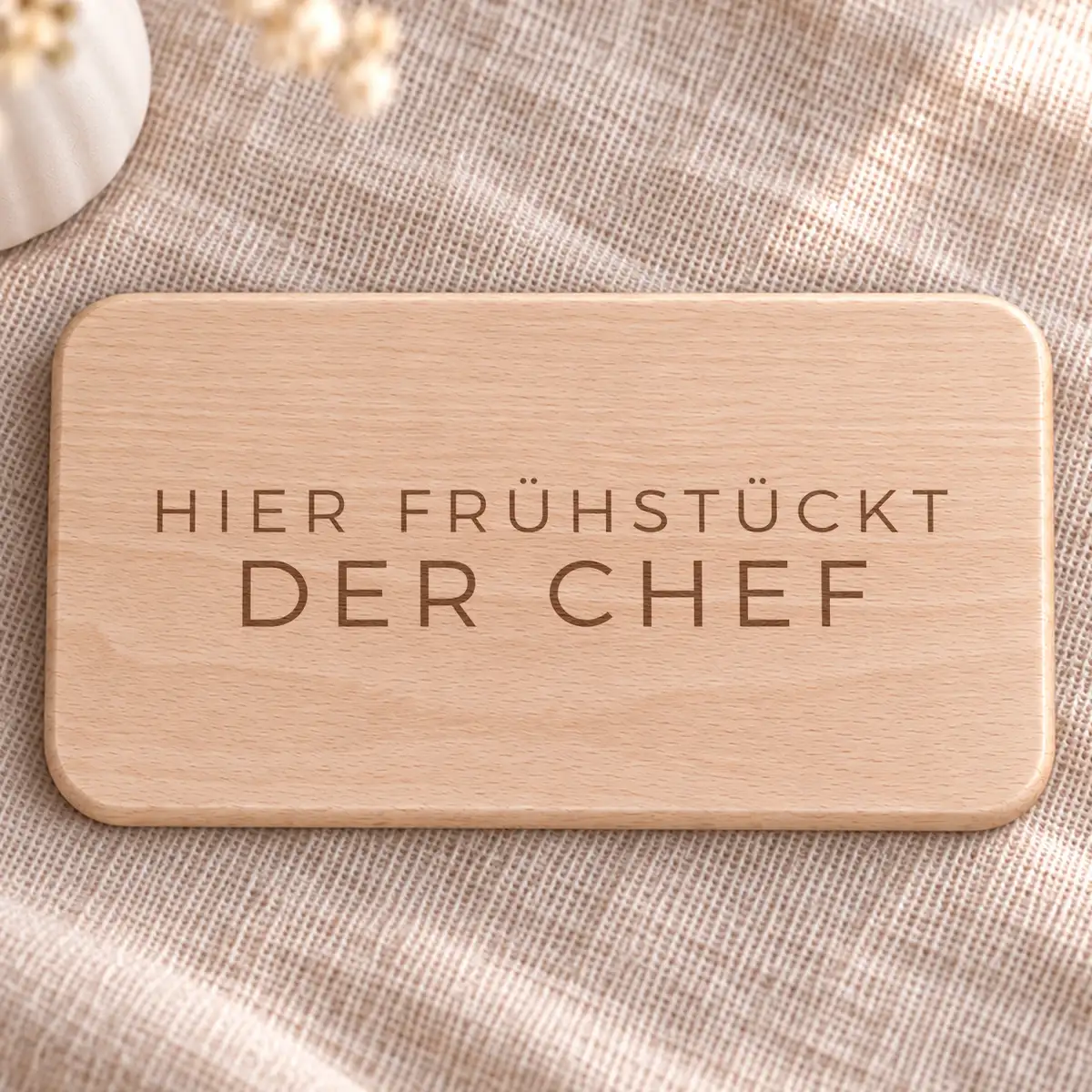 Frühstücksbrettchen „Hier frühstückt der Chef" – Bild 1